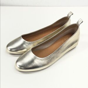 New Andre Assous Nalah Featherweight Ballet Flats in Gold Leather Size 7